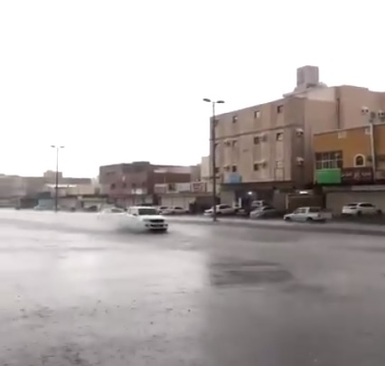 أمطار مكة تستمر حتى الثامنة والمدني يحذر من بطون الأودية