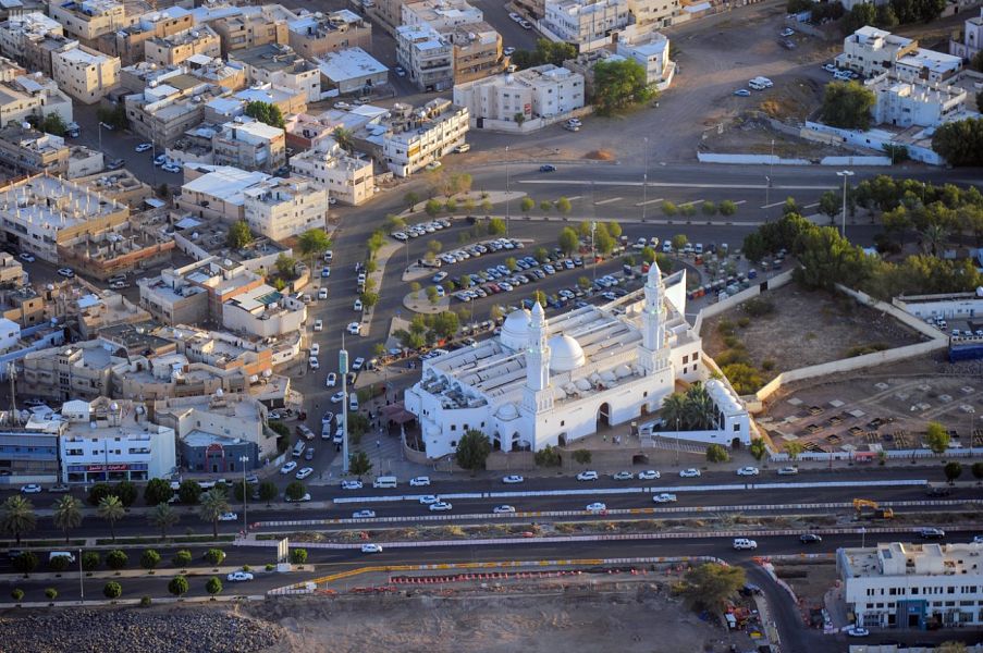 مسجد القبلتين من أهم المعالم التاريخية التي يقصدها زوار المدينة المنورة