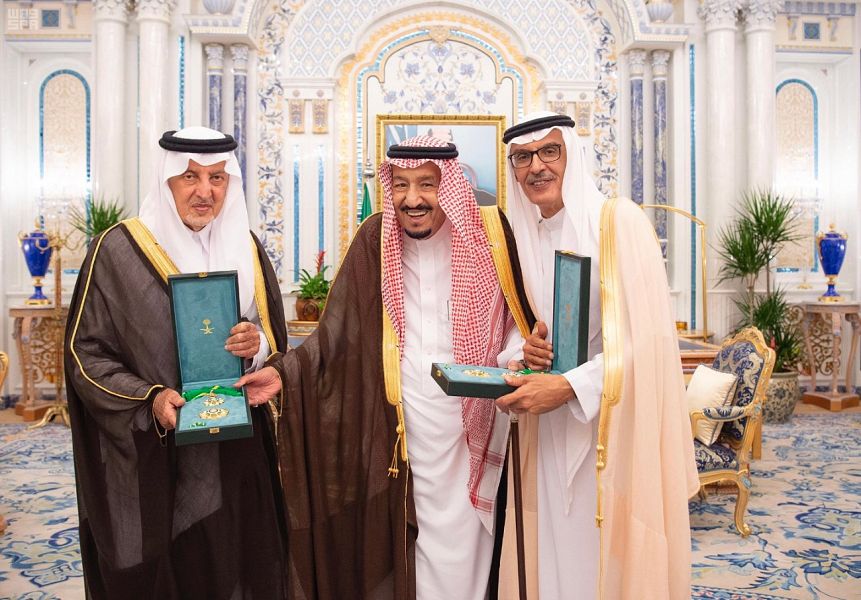 الملك سلمان يمنح خالد الفيصل وبدر بن عبد المحسن وشاح الملك عبدالعزيز