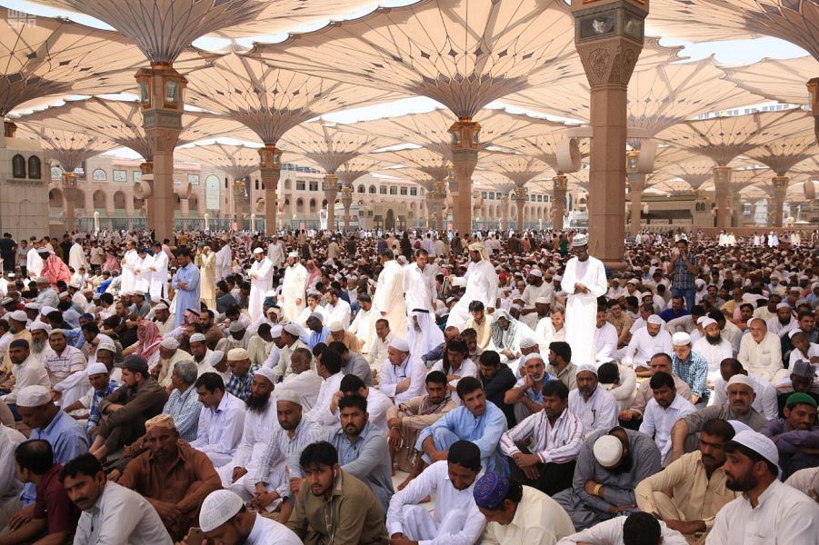 زُوار المسجد النبوي يودّعون الجمعة الأخيرة من رمضان
