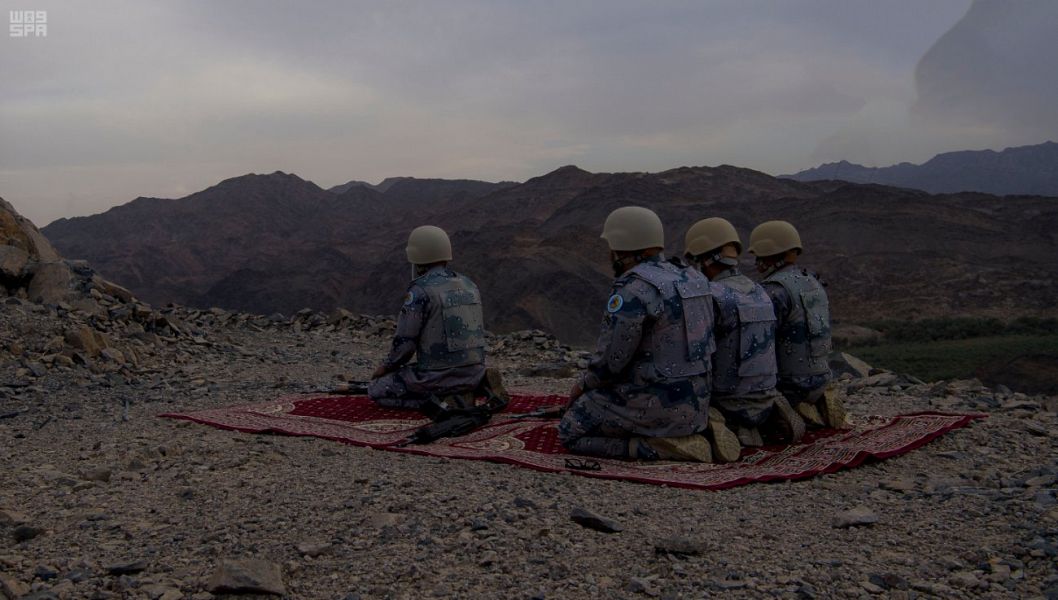 شاهد بالصور.. الجنود المرابطون بالحد الجنوبي عزيمة وهمة وتضحية في رمضان