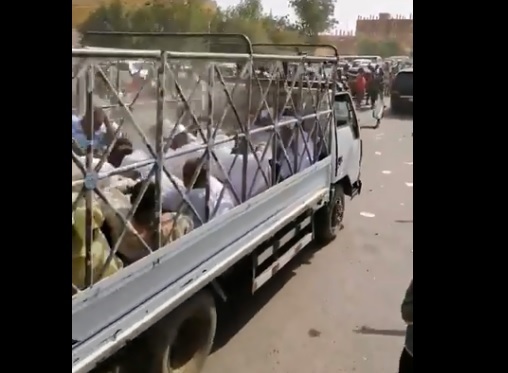 فيديو.. نقل رجال البشير للسجن بشاحنات المواشي