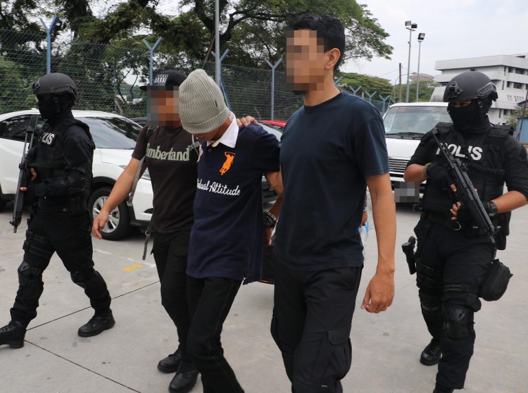 الشرطة الماليزية تحبط مخططًا إرهابياً وتضبط 4 مسلحين