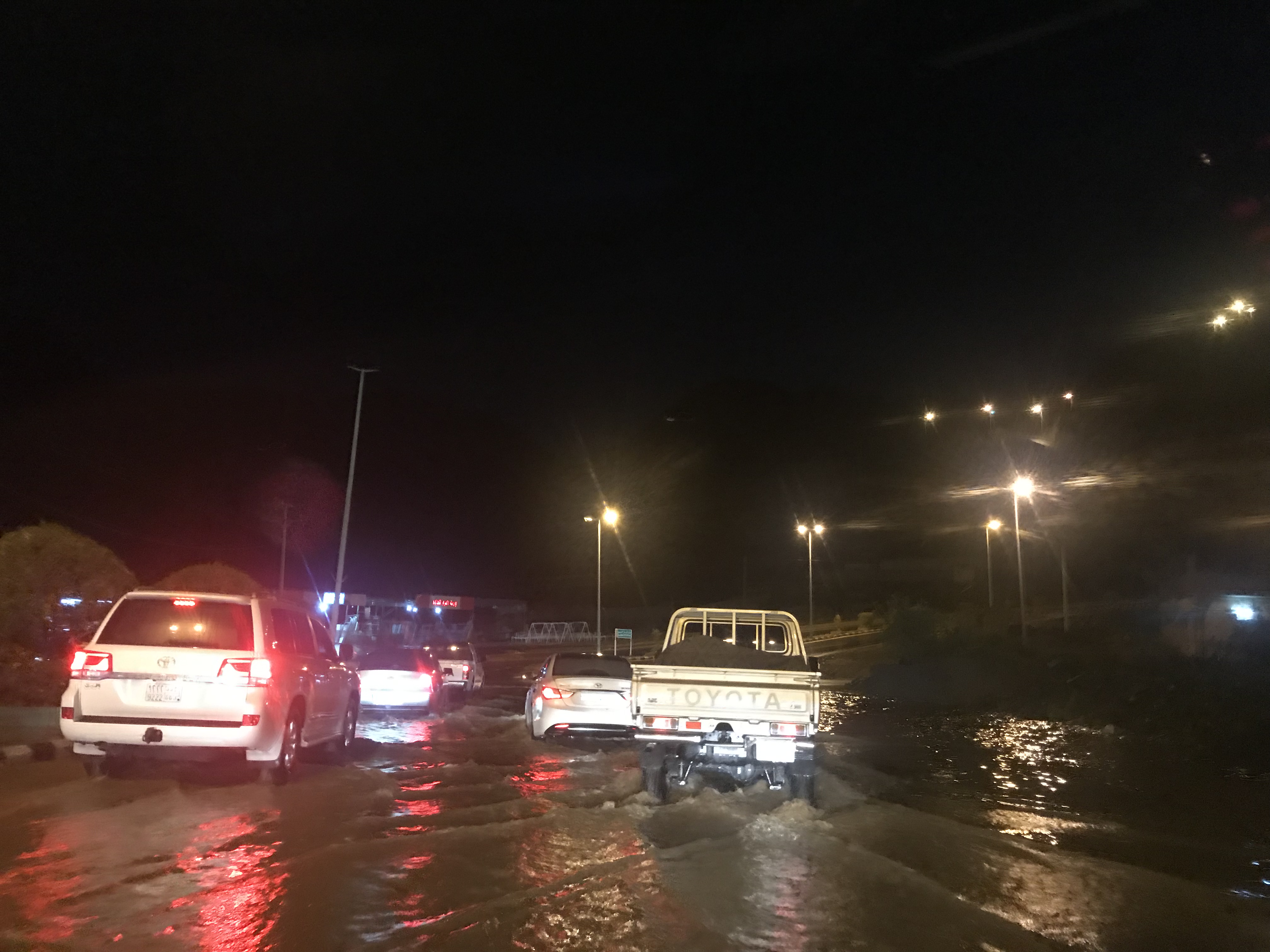 أمطار محايل تقطع الكهرباء وتُغرق الطرق والمدني يحذر من مغامرات الأودية