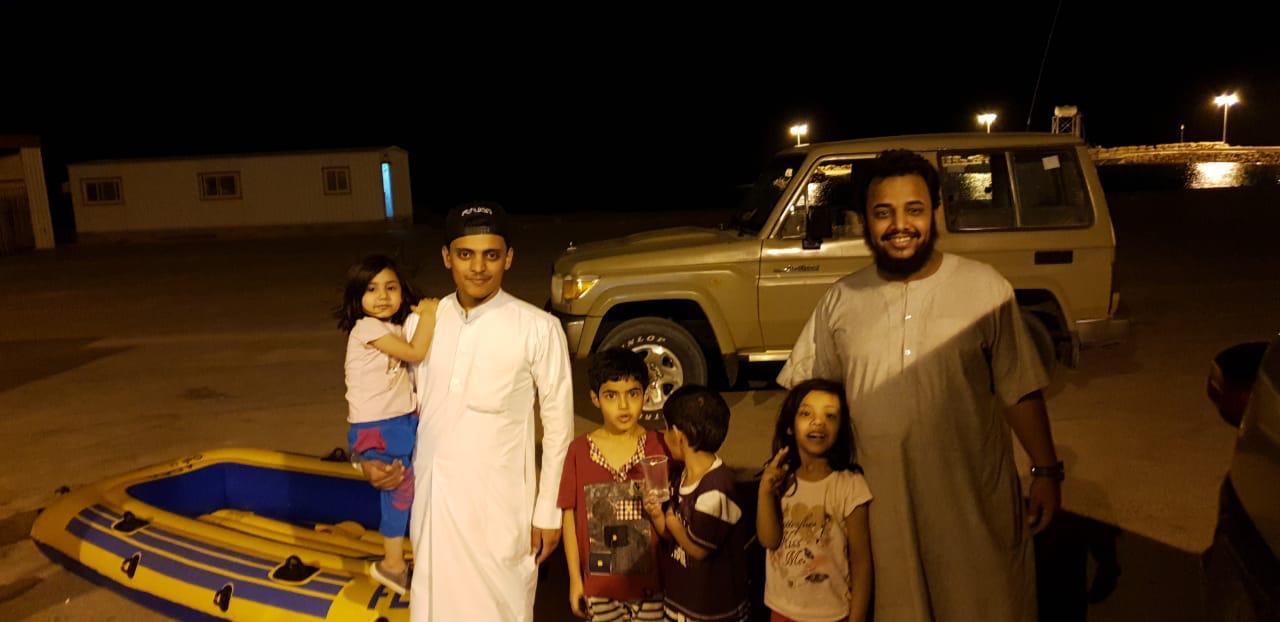 حرس الحدود في تبوك ينقذ 4 أطفال جرفهم الموج في حقل