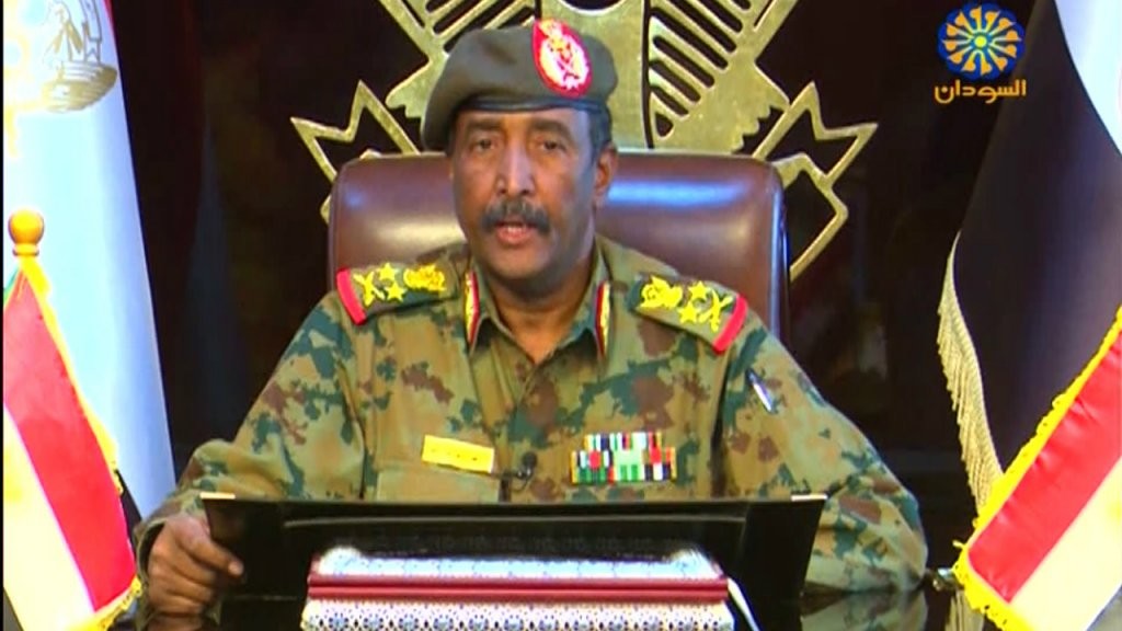 البرهان يجمد نشاط النقابات والاتحادات المهنية السودانية