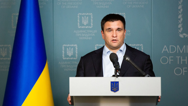 وزير أوكراني يعلن على الهواء استقالته من منصبه
