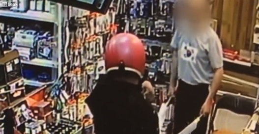 فيديو.. لص غبي يحاول سرقة متجر بسكين بلاستيك