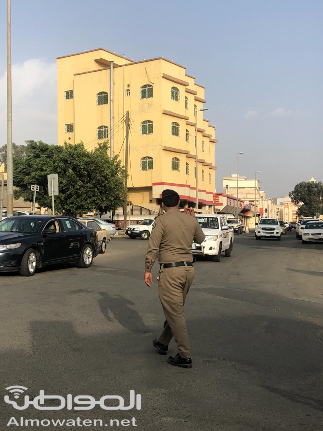 “المواطن ” توثق بالصور.. مدير مرور الباحة يقود تنظيم حركة السير أول أيام رمضان