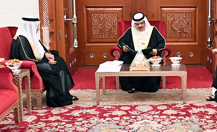 ملك البحرين يشيد بحكمة الملك سلمان ودوره في تعزيز الأمن والاستقرار والسلام
