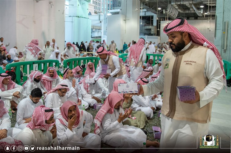 تقديم وجبات الإفطار والسحور لذوي المتوفين في الحرم المكي
