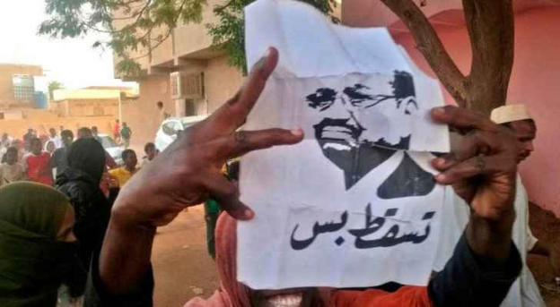 الشرطة السودانية تزيل صور البشير من الأبراج السكنية بالخرطوم