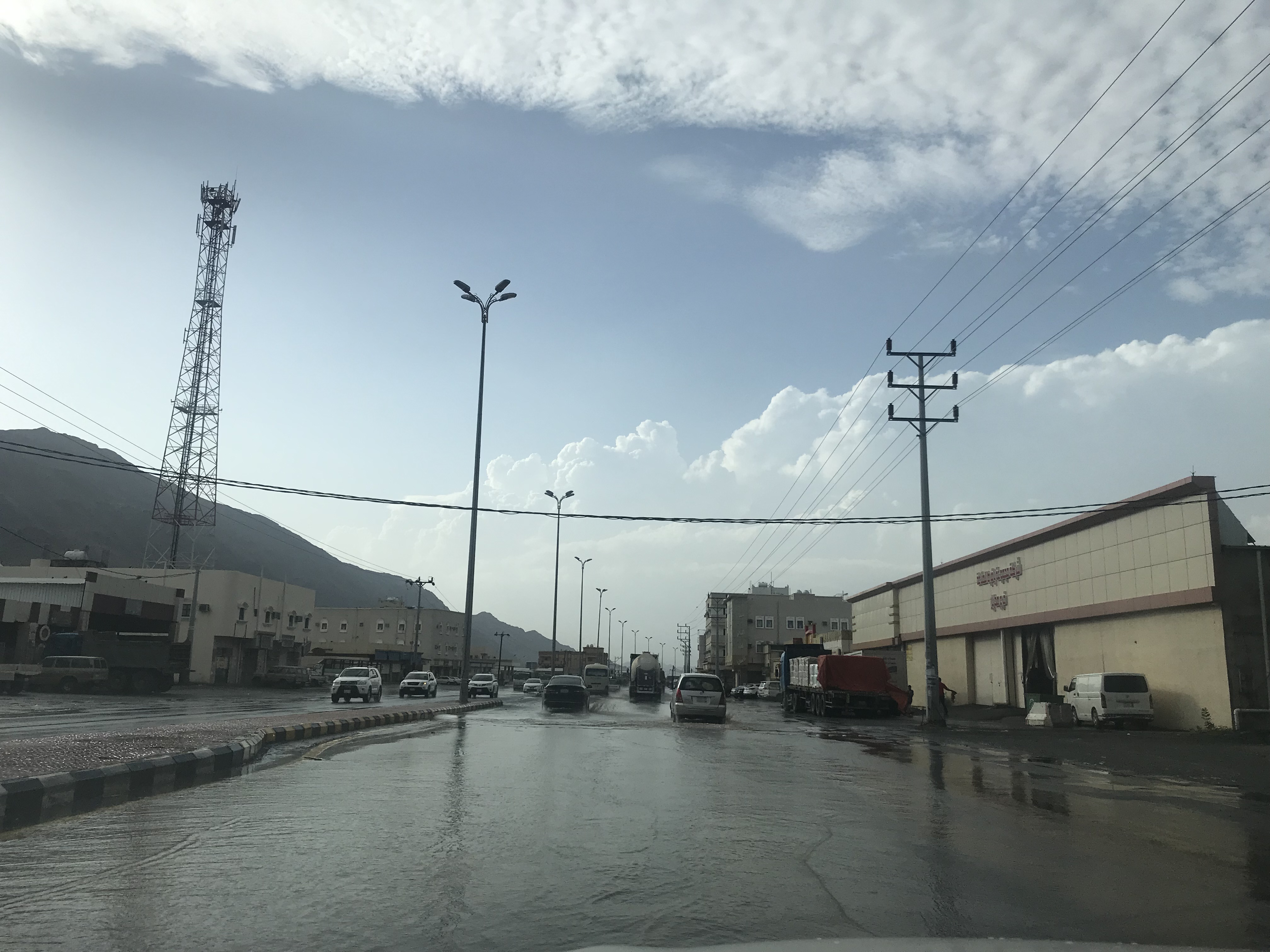 صور .. أمطار غزيرة على محايل عسير والمدني يحذر من أخطار السيول