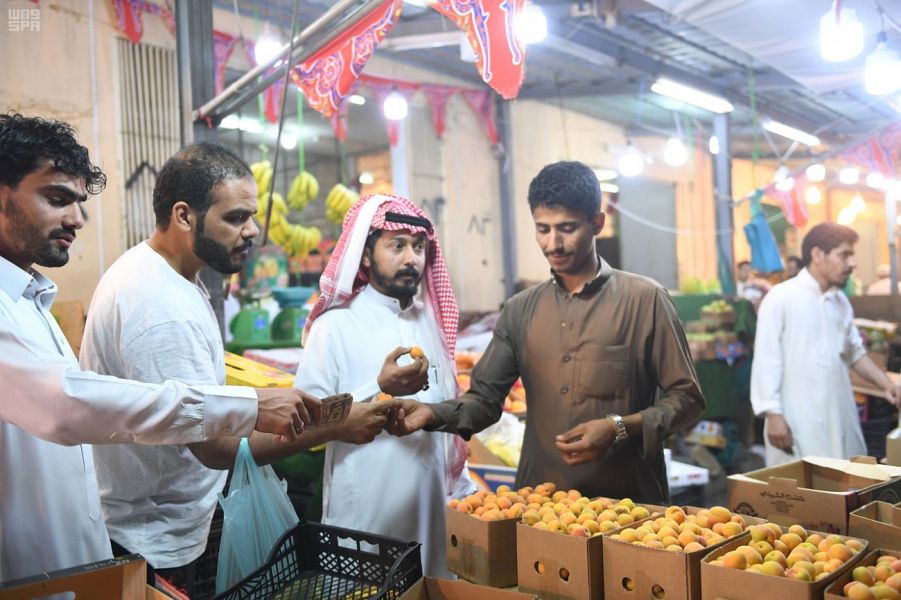 المشمش والخوخ والتوت فاكهة أهالي الطائف المميزة في رمضان