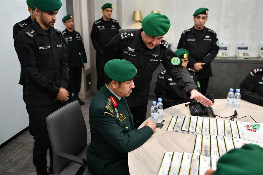 رئيس الحرس الملكي يدشن مركز القيادة والسيطرة في غرفة العمليات الأمنية - المواطن