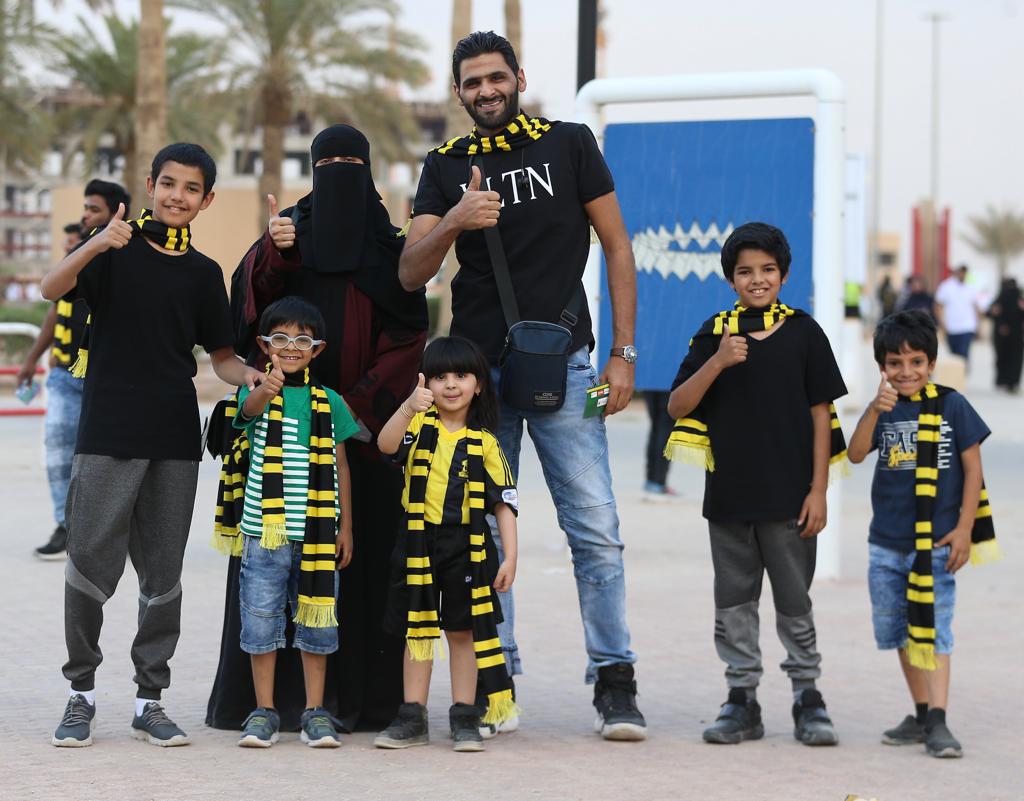 صور وفيديو .. حضور العائلات يُزيّن مدرجات ملعب الملك فهد الدولي