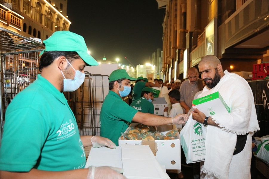 هدية الحاج والمعتمر الخيرية توزع أكثر من 160 ألف وجبة سحور للصائمين
