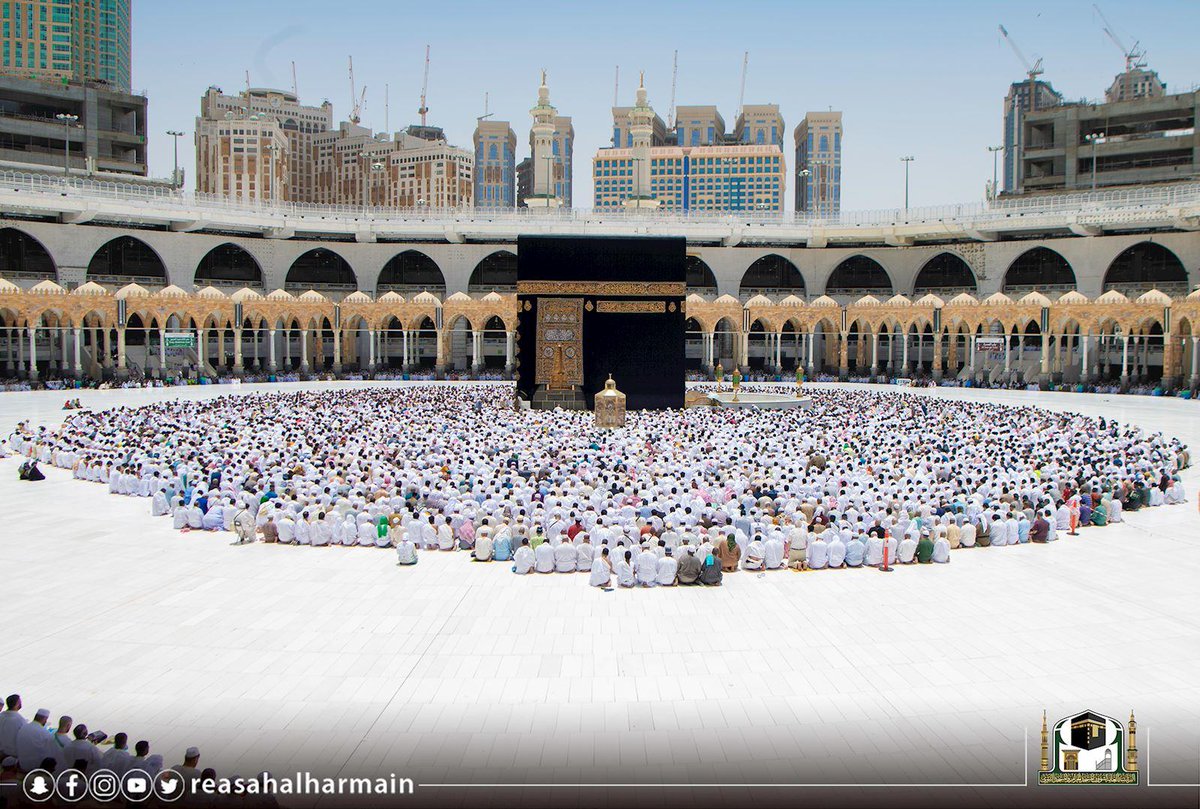 جموع المصلين يؤدون الجمعة الثانية من رمضان في رحاب المسجد الحرام