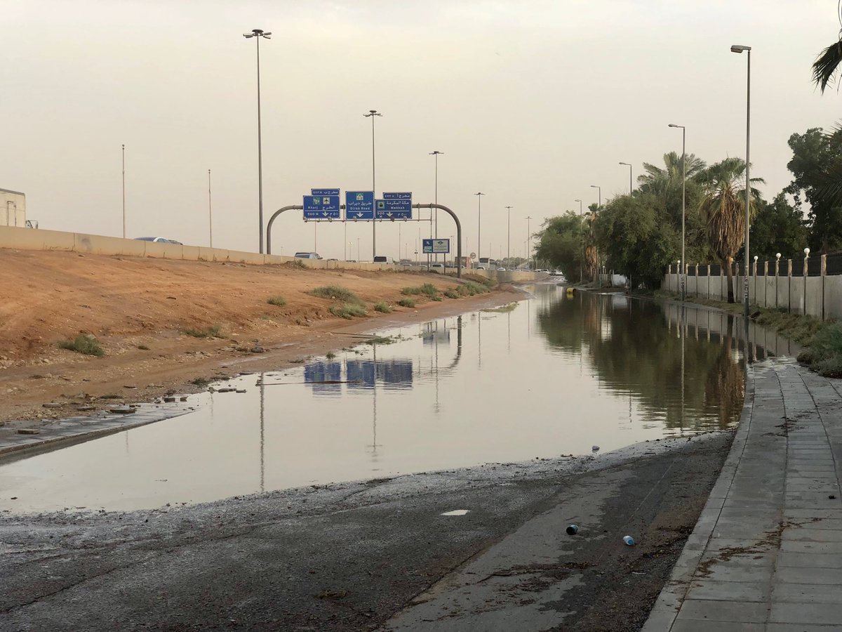 إغلاق طريق الملك فهد بسبب أمطار الرياض