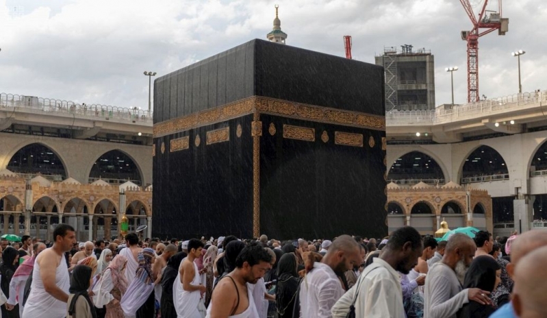 الحجاج يؤدون طواف الإفاضة بالمسجد الحرام وسط أجواء إيمانية ...