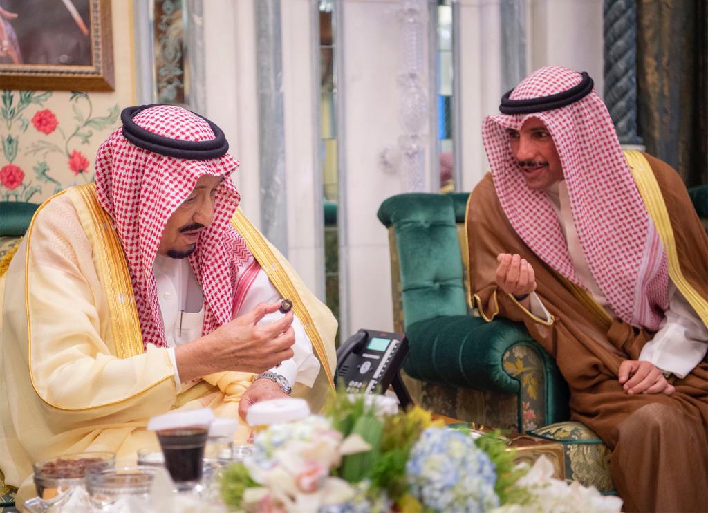 فيديو.. الملك سلمان يتناول الإفطار مع ضيوفه في قصر الصفا