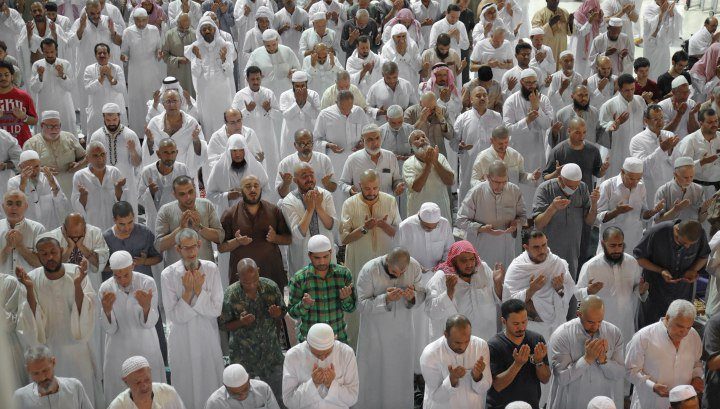لقطات لخشوع المصلين في صلاة التهجد بـ المسجد الحرام ليلة 24 رمضان