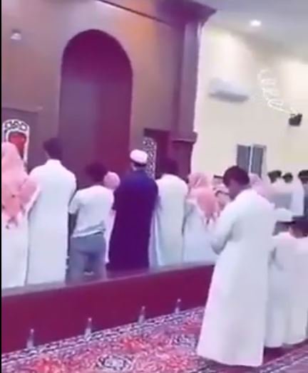 فيديو.. طفل بعمر 12 عاماً یؤم المصلین في مسجد بالقصیم