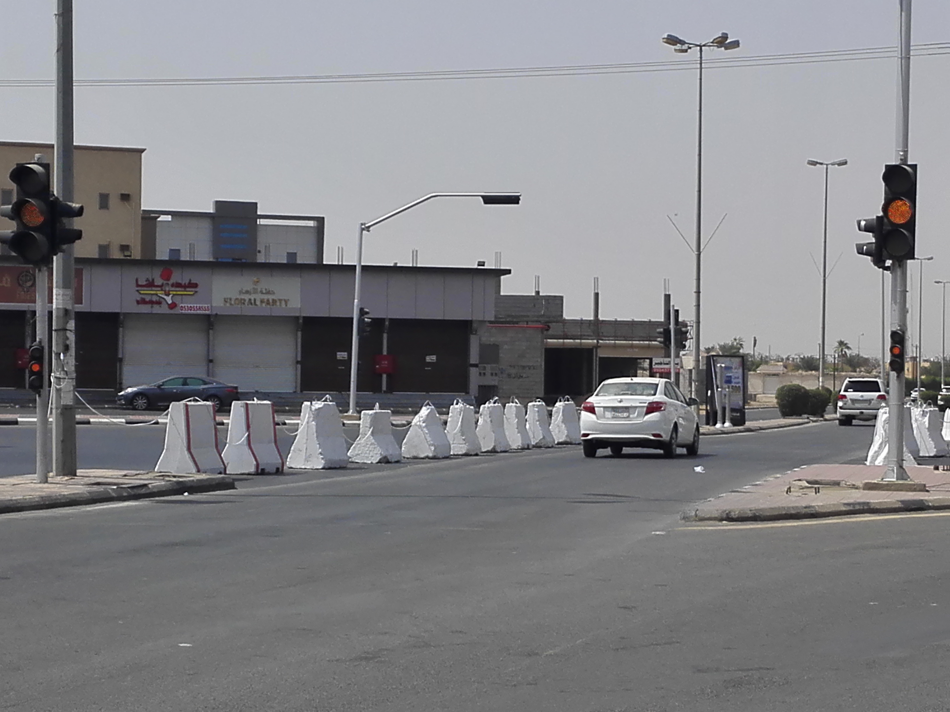 صور.. إغلاق أغلب التقاطعات المُسببة للزحام في صامطة