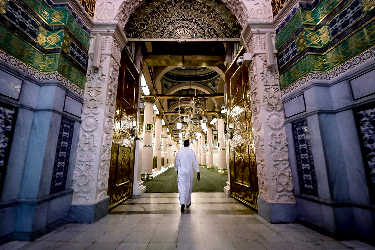 أحمد الشقيري في رحلة استكشاف للمدينة المنورة ضمن فيلم وثائقي
