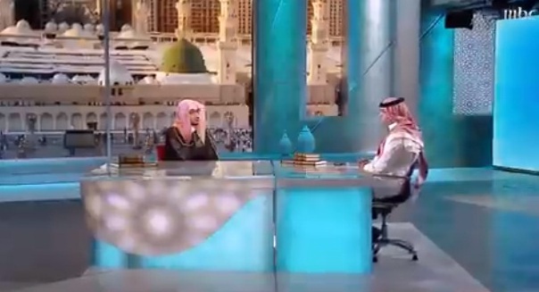 فيديو.. المغامسي يوضح مدى جواز متابعة الإمام من المصحف أثناء التراويح