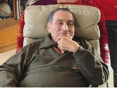 تعرض حسني مبارك لأزمة صحية وجراحة عاجلة تنقذ الموقف