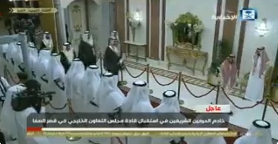 فيديو.. خادم الحرمين يستقبل ملك البحرين في قصر الصفا
