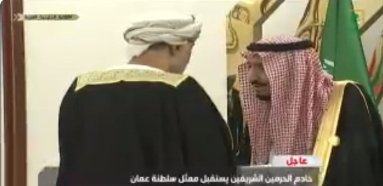 فيديو.. الملك سلمان يستقبل ممثل سلطنة عمان في قصر الصفا