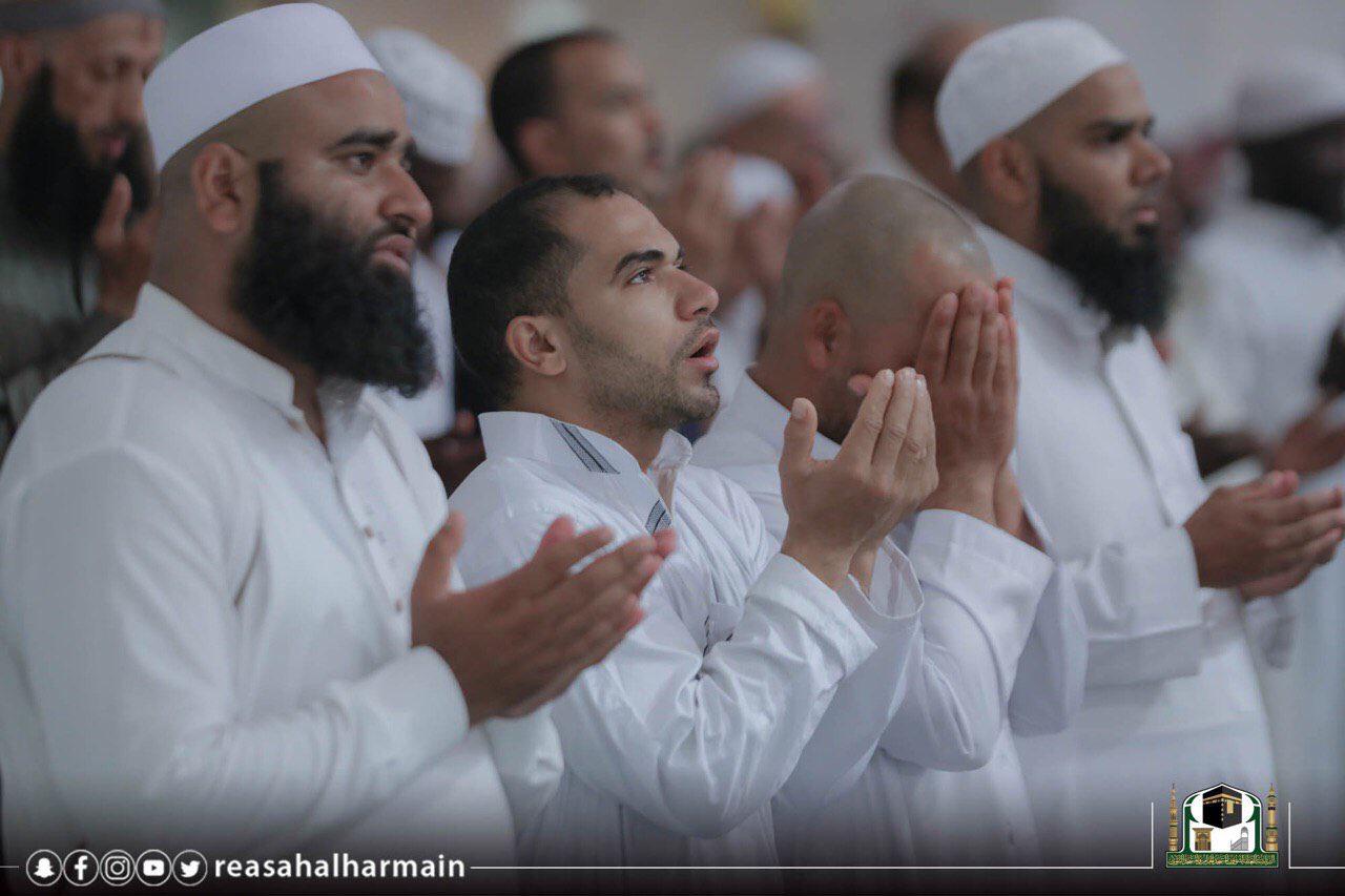 لقطات من تراويح اليوم الثاني من رمضان في المسجد الحرام