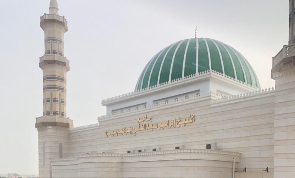 جامع الشيخ إبراهيم ميرة بالشرائع يفتح أبوابه للمصلين بصوت الجهني