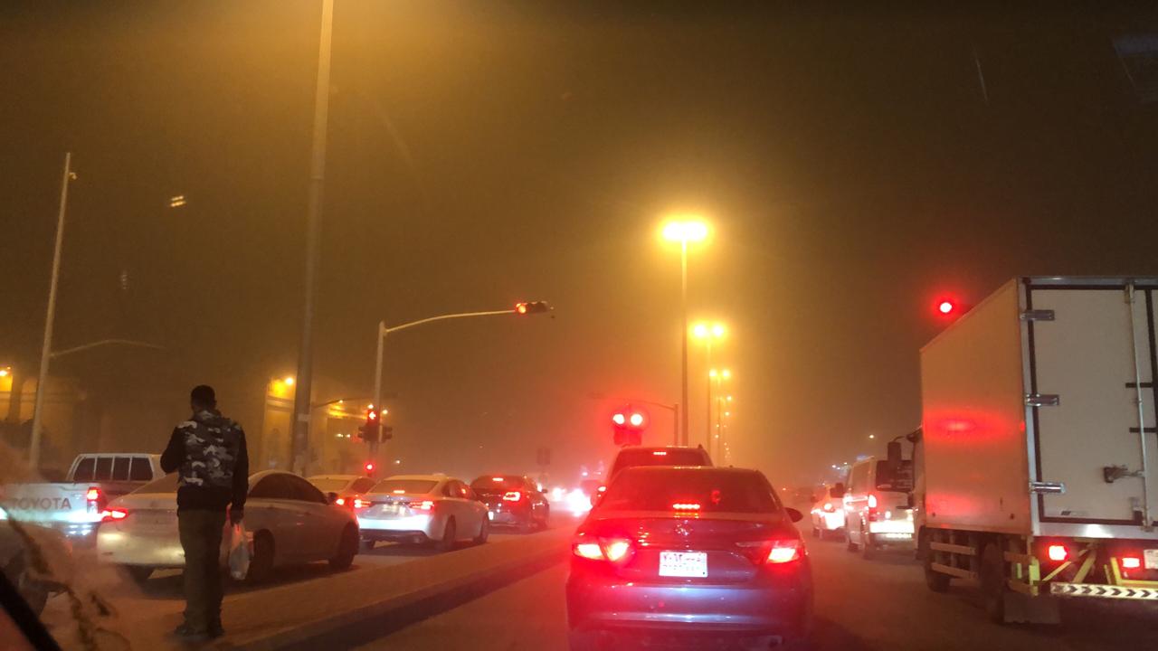 شاهد بالصور.. موجة غبار تجتاح الرياض الآن