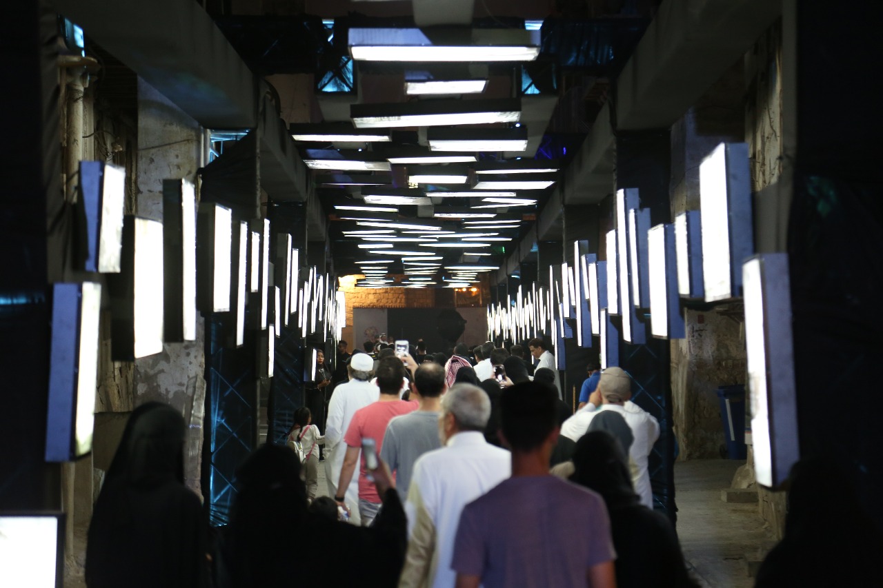 60 مترًا من الصور المضيئة تختصر ملامح سبعة عقود من جدة التاريخية