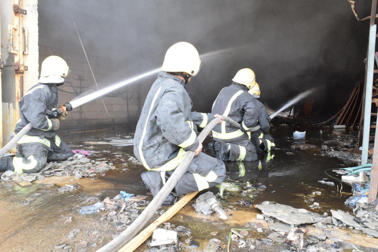صور.. فرق الإطفاء تحاصر حريقًا في مستودعات الفيصلية بالرياض