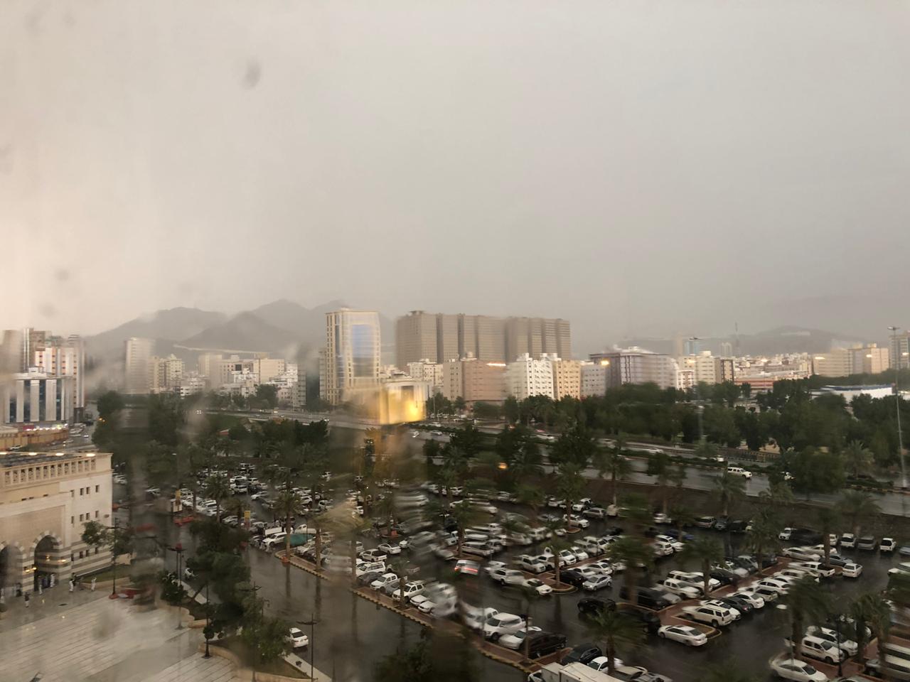 فيديو وصور .. أمطار غزيرة مصحوبة بزوابع رعدية على مكة الآن