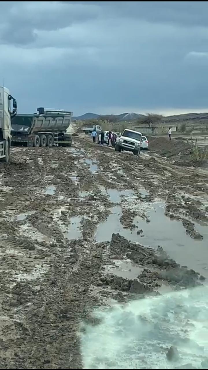 فيديو.. إهمال النقل في أحد مشاريع الطرق يغرق المواطنين في الوحل!