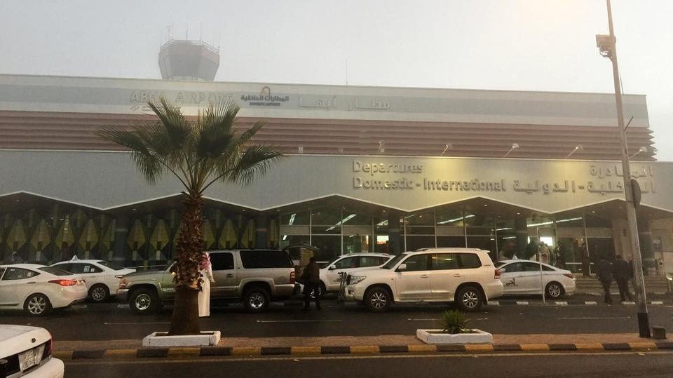 تضرر إطارات مركبات المسافرين بمطار أبها الدولي