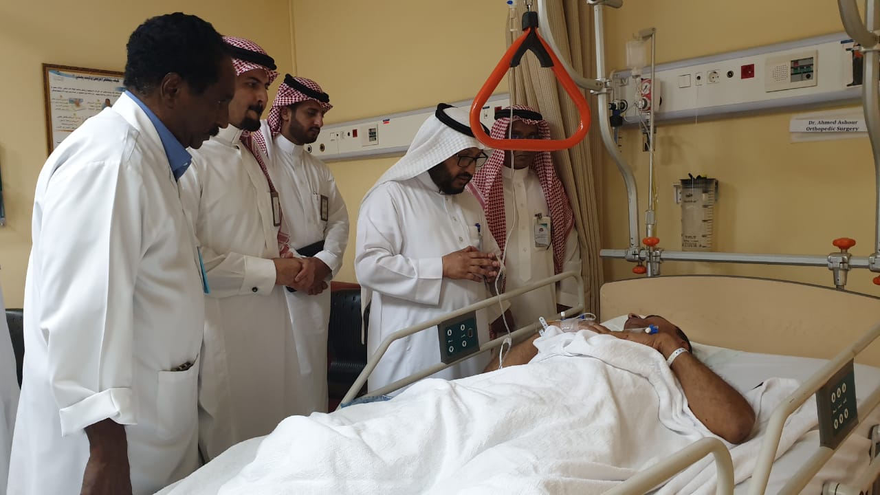 التويجري يزور مصابي حافلة طريق الرياض بمستشفى القويعية