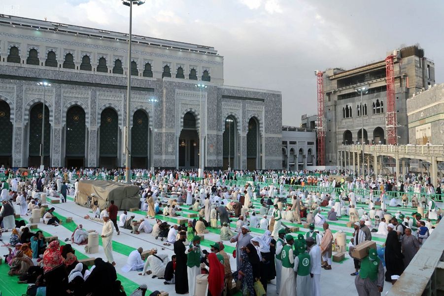 لقطات لأكبر مائدة رمضانية في العالم لقاصدي المسجد الحرام