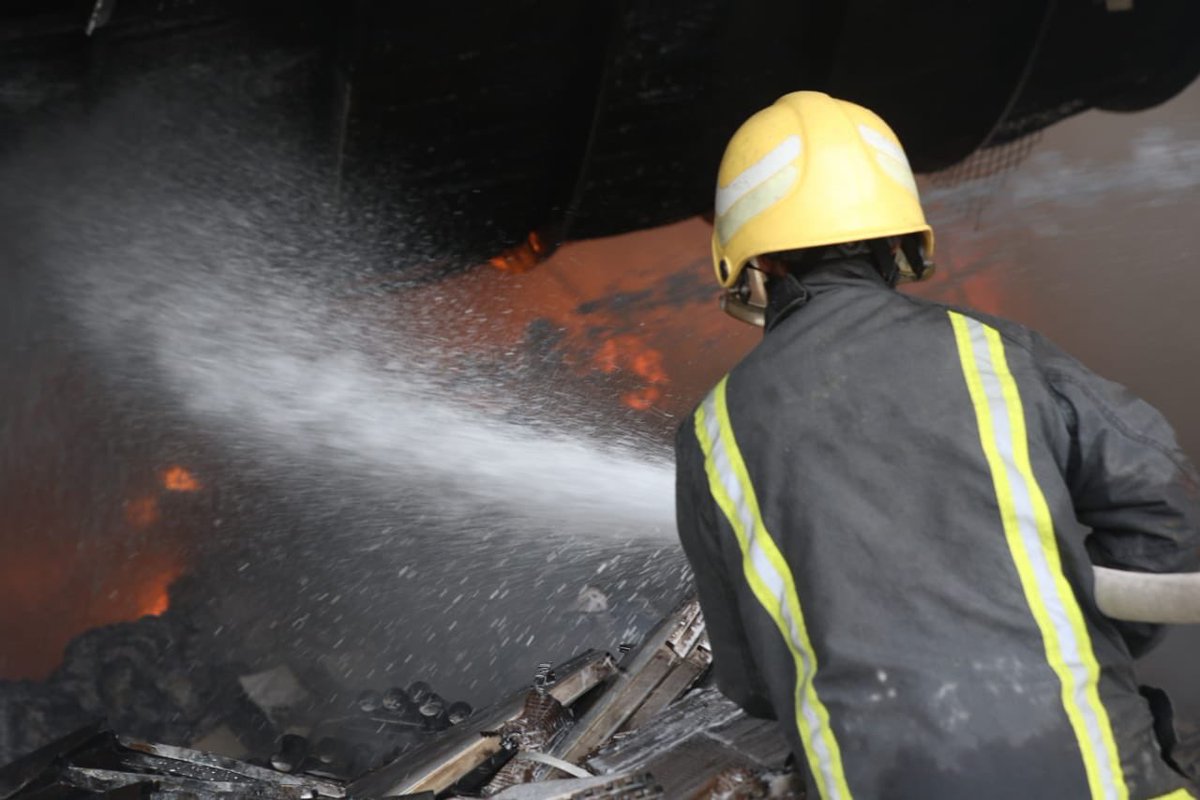 إصابة 3 من المدني في حريق مستودع مكتبة بصبيا