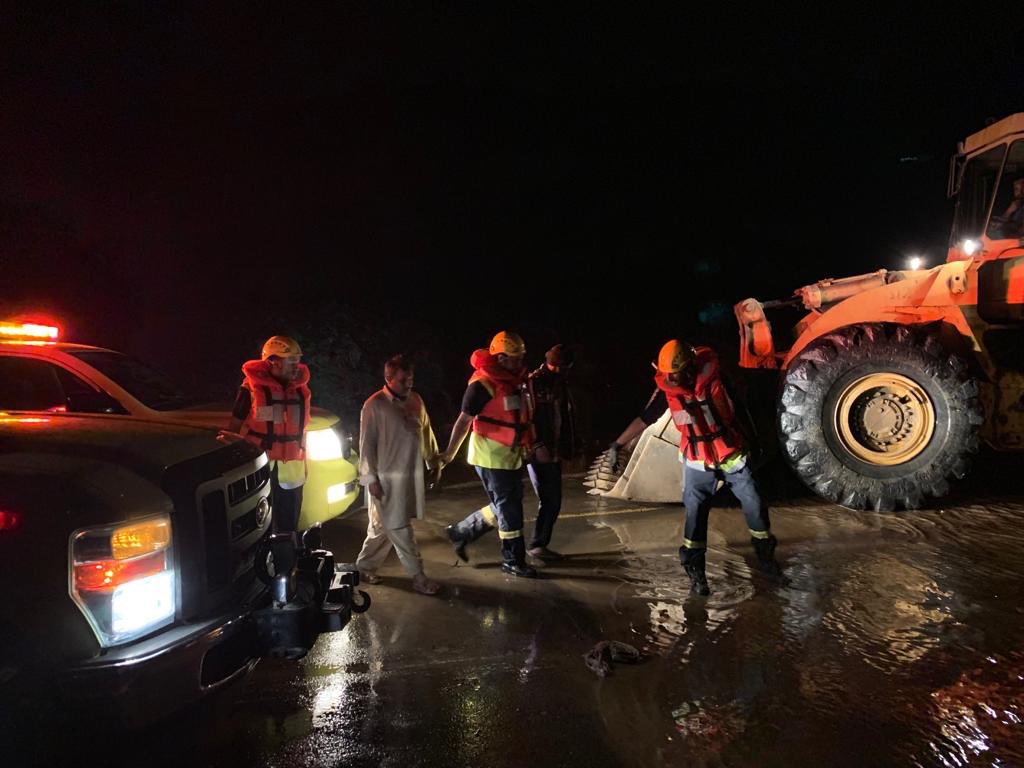 إنقاذ أسرة من خمسة أشخاص احتجزتهم مياه الأمطار في الباحة