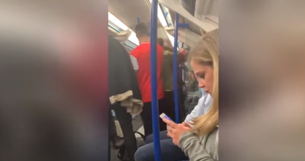 فيديو .. مضاربة بين جماهير أرسنال وتشيلسي في مترو لندن