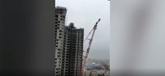 فيديو يوضح قوة إعصار فاني .. رافعة تهشم المباني