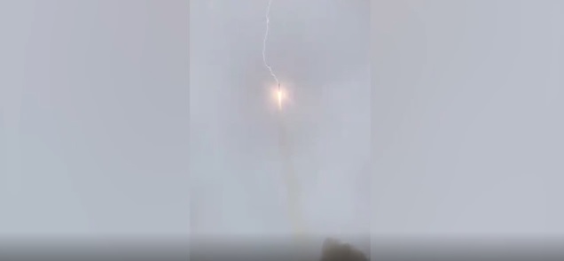فيديو.. البرق يضرب صاروخًا روسيًا أثناء رحلته للفضاء