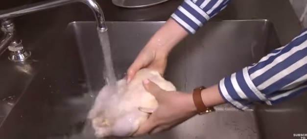 فيديو.. تحذير من غسل الدواجن الطازجة