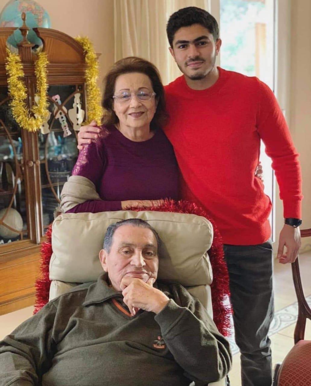 حفيد مبارك ينشر أحدث صورة لجده